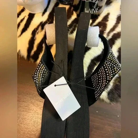 🤑 Super Cute Bedazzled Flip Flops NWT - Picture 3 of 4